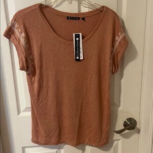NWT. Architect Women's Terracotta Short Sleeve Tee light knit top. Size Large.